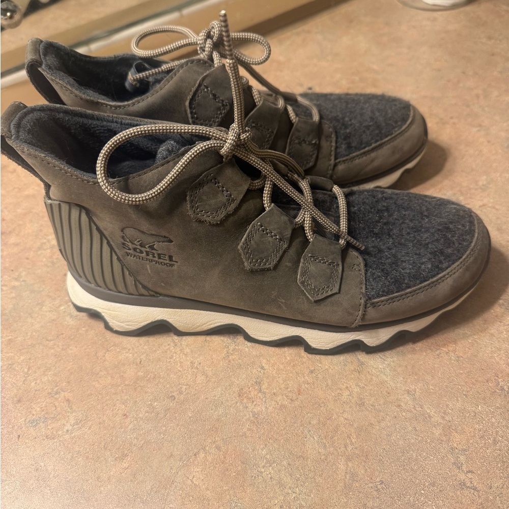 Sorel Womens green and Gray boots